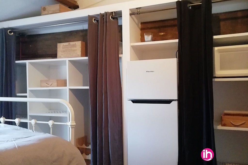 de étagères frigo micro onde dans la chambre scriptif photo