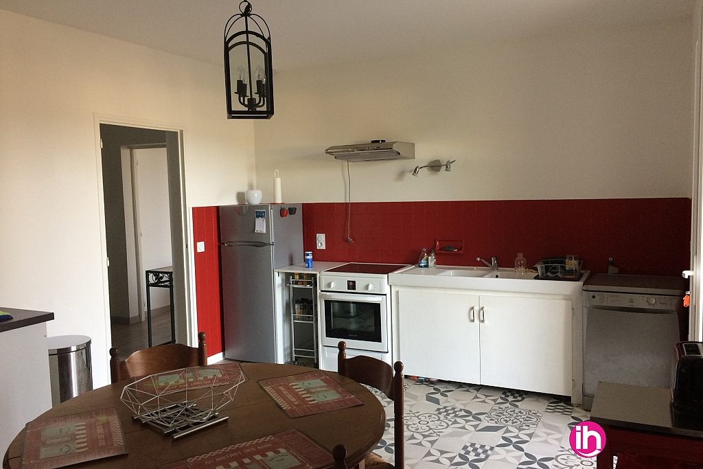 Cuisine équipée avec coin repas