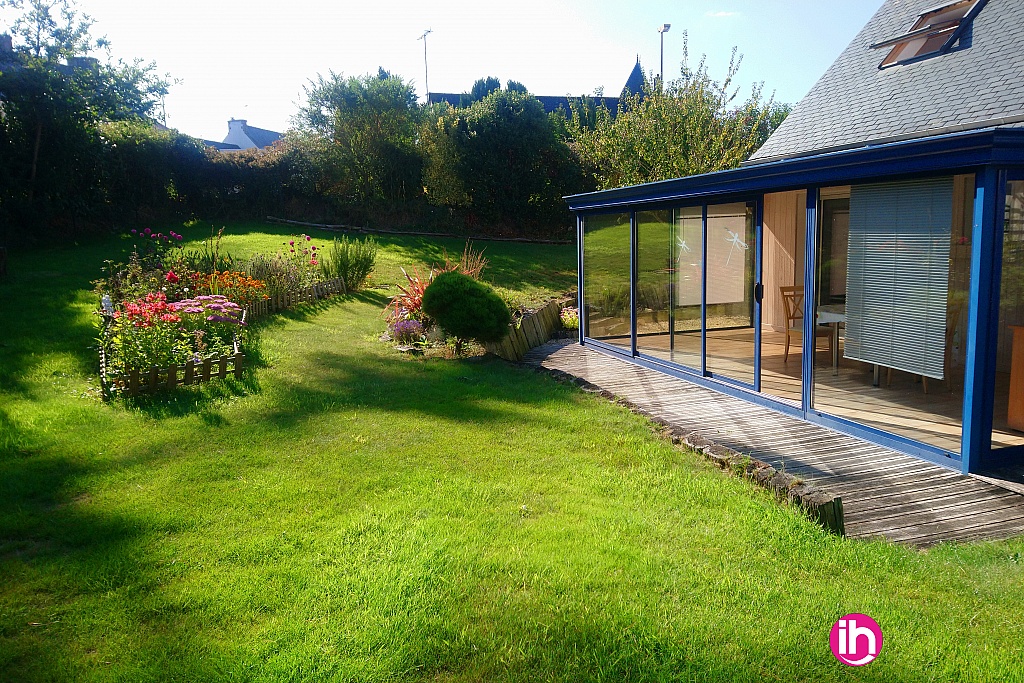 veranda avec son petit jardin fleuri