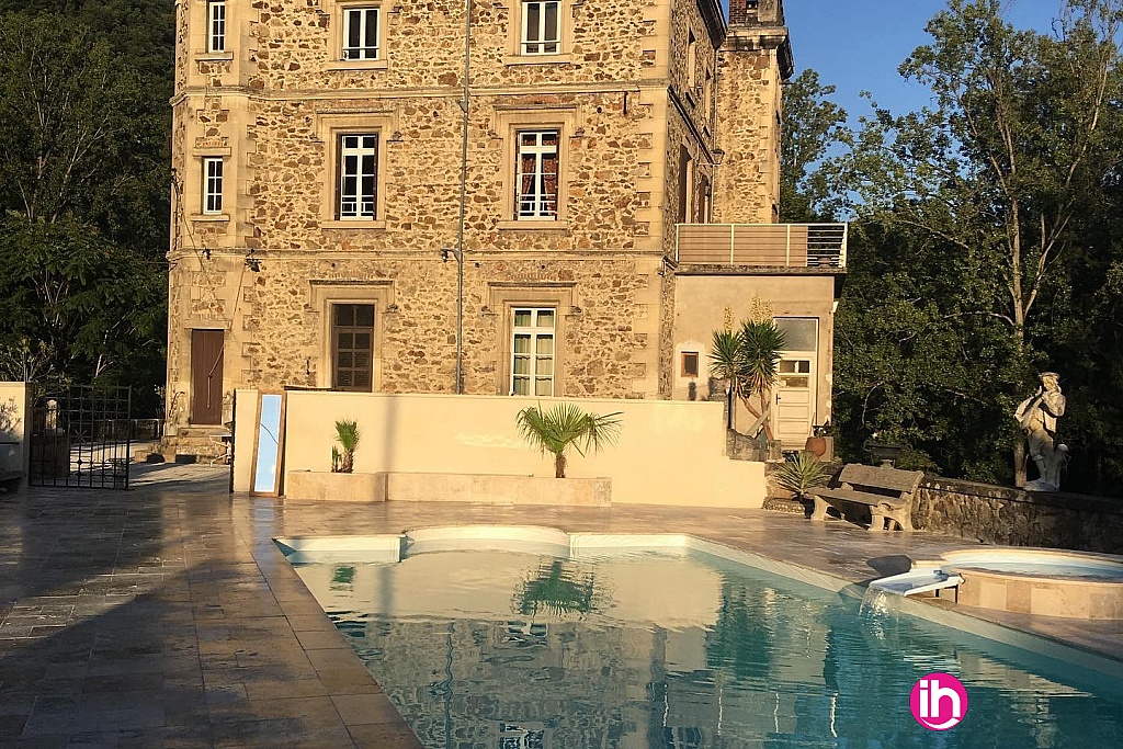 L’espace piscine à côté du château