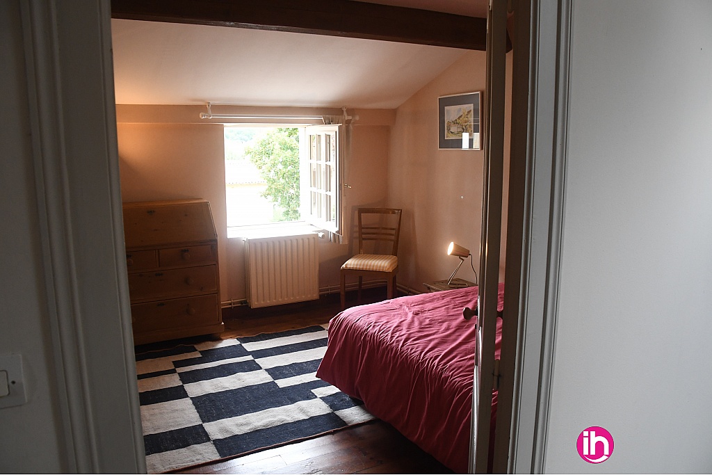 Chambre 1 avec lit double et salle de bain