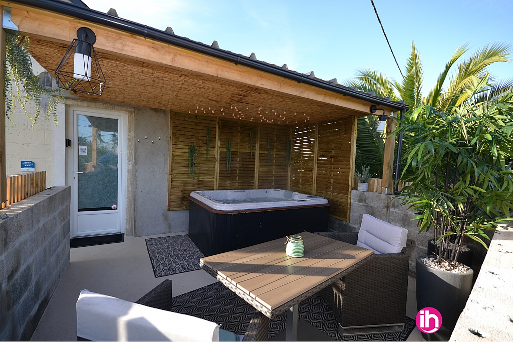 Terrasse avec Jacuzzi vue sur Rance