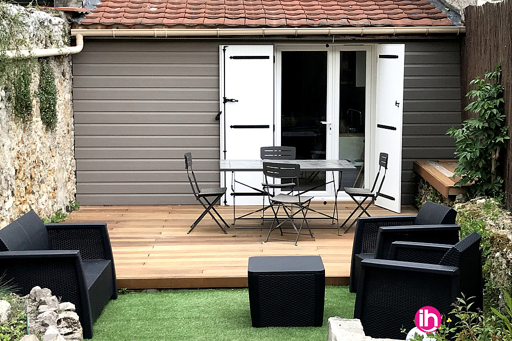 Salon de jardin et table extérieure sur terrasse bois 20m2, orienté plein Sud