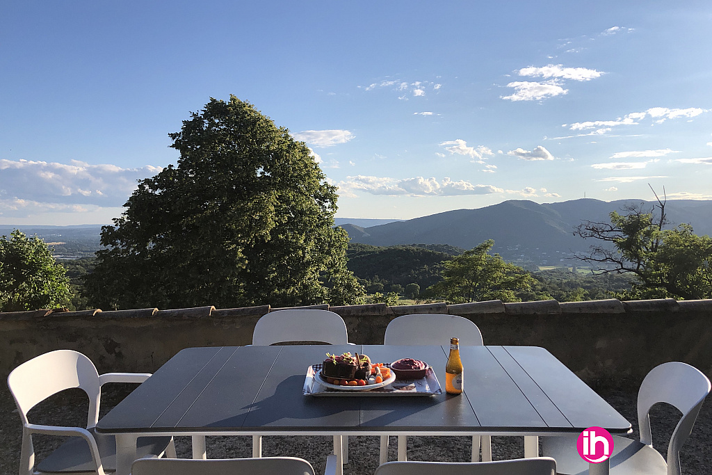 Terrasse vue panoramique sur la vallée