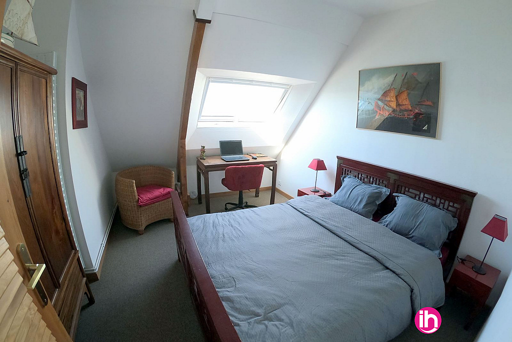 Chambre avec lit queen size, bureau et vue sur la rivière