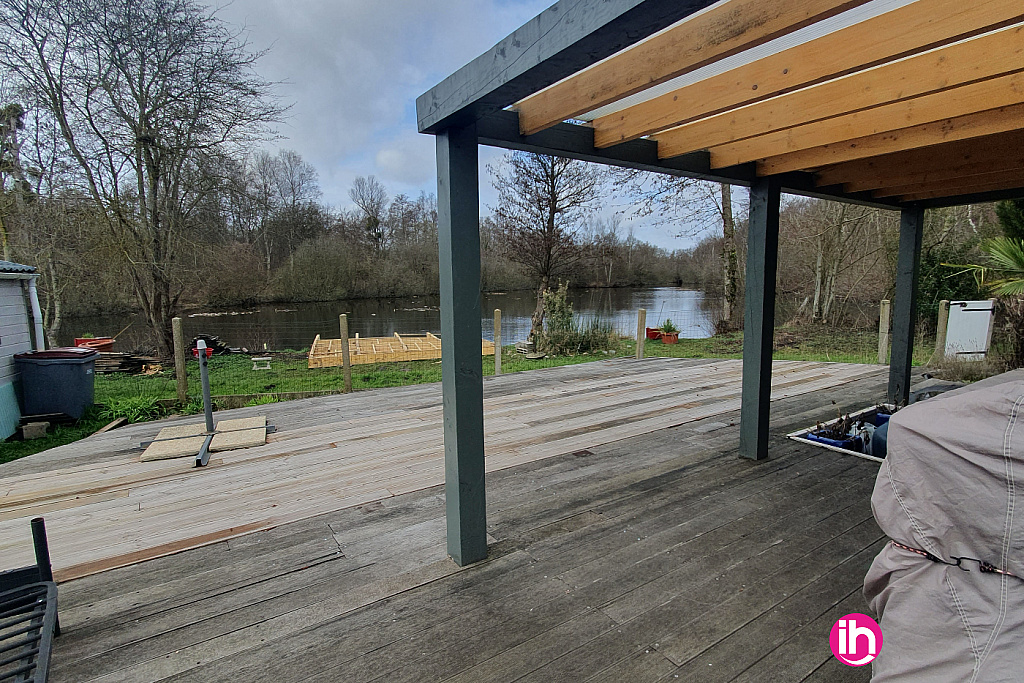 terrasse avec vue sur l etang