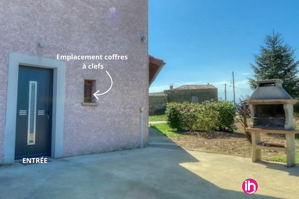 PORTE D'ENTRÉE ET TERRASSE NORD