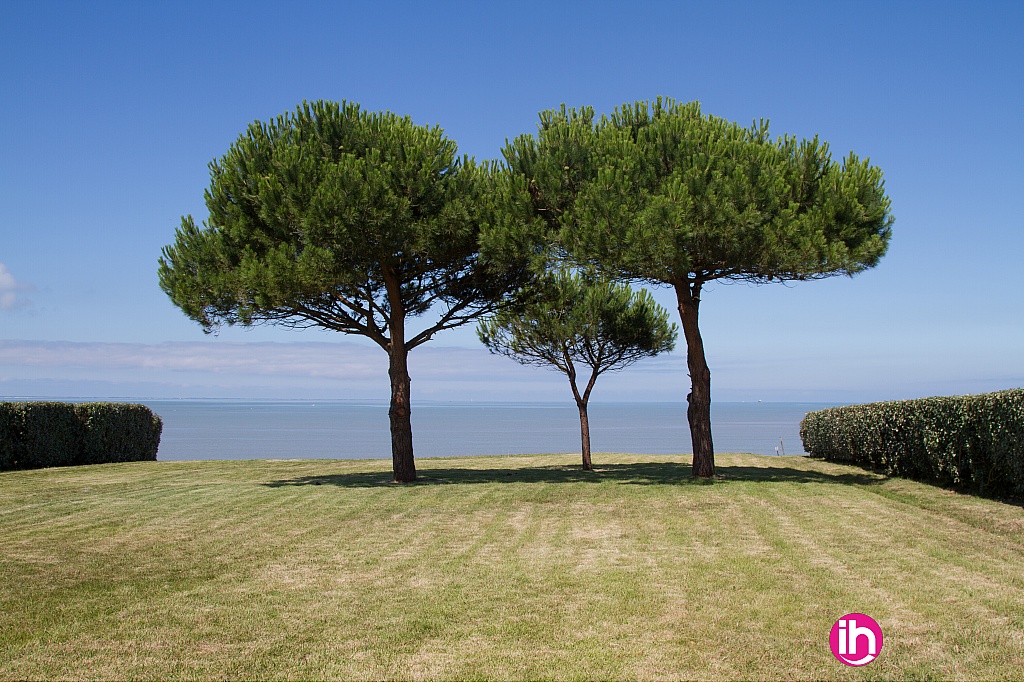 Vue mer et jardin de la résidence