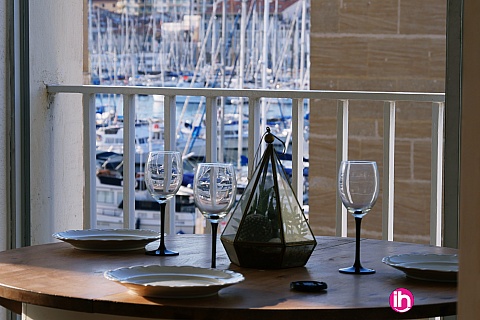 Location de meublé : MARSEIILLE, T3 72M2 refait à neuf, vue vieux port, Lumineux