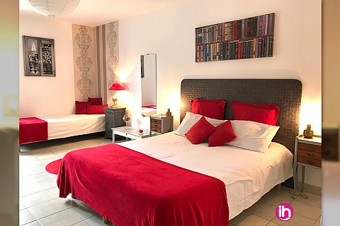 Location de meublé : CHINON, belle chambre avec toilettes, SDB & terrasse privatives