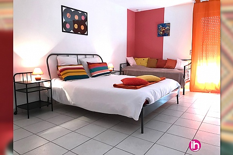 Location de meublé : CHINON, belle chambre avec toilettes, SDB et terrasse privatives