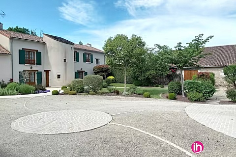 Location de meublé : CIVAUX- Maison de 200 m² à la campagne de 4 chambres DIENNE