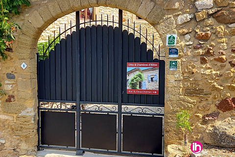 Location pour salarié en déplacement de meublé : Saint Victor: Gîte dans Mas provençal