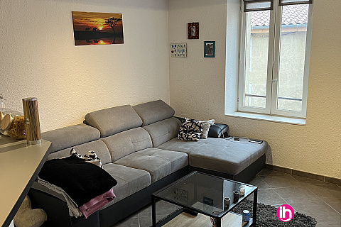 Location de meublé : ROMANS SUR ISERE, Agréable petite maison de ville, Centre Villle Romans sur Isere