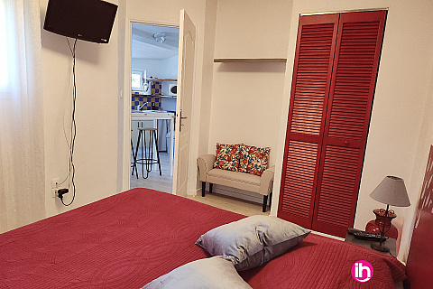 Location de meublé : TRICASTIN petit appartement 2 personnes - 1 chambre,grenat- Saint-Paul-Trois-Châteaux