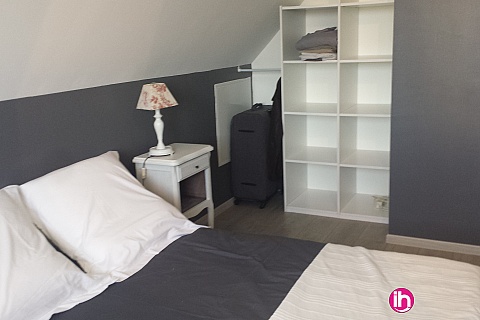 Location pour salarié en déplacement de meublé : Reims-Cormontreuil : chambre meublée chez l'habitant, avec un petit salon, salle de bains toilettes.