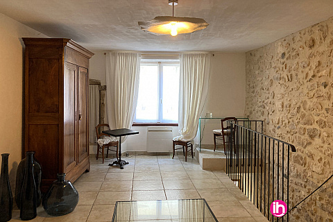 Location pour salarié en déplacement de meublé : CRUAS-appartement restauré en pierre neuf 1pers 1chbre-rochemaure