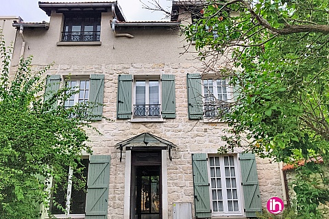 Location de meublé : POISSY Grande maison de caractère avec jardin – 15 voyageurs